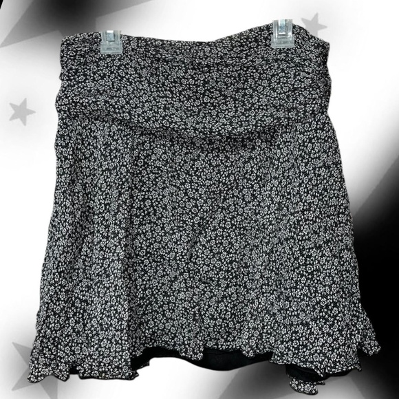 Y2K black and white ditsy floral above knee skirt - Picture 1 of 5
